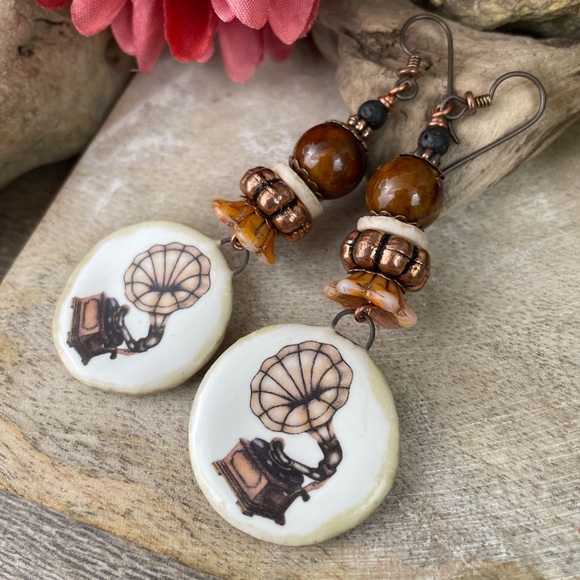 Musical ceramic charm earrings, vintage gramophone earrings, phonograph earrings - Picture 5 of 6